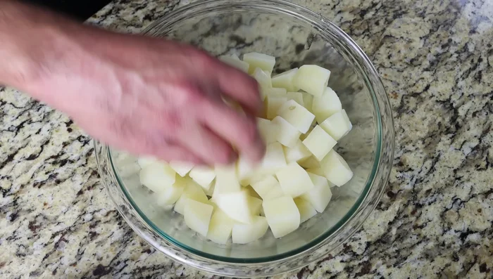 Picar los huevos duros, la cebolla y los tomates.