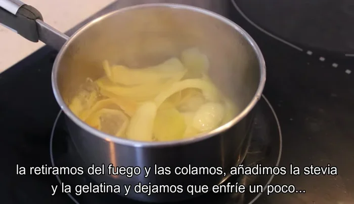Para el brillo: Ponemos las pieles de las manzanas con agua en un cazo a cocer hasta que reduzcan. Añadimos fuera del fuego la gelatina y la estevia.