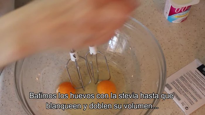 Ponemos los huevos en un bol junto con la estevia y los batimos hasta que blanqueen y doblen su volumen.