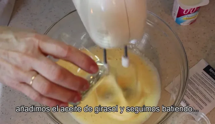 Añadimos el aceite de girasol y seguimos batiendo.