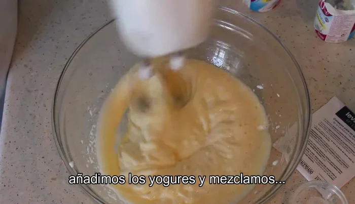 Añadimos los yogures y batimos bien hasta que se incorporen.