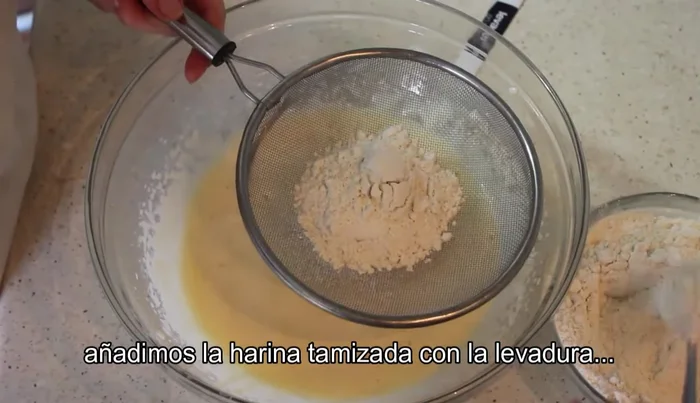 Añadimos la harina tamizada junto con la levadura y mezclamos hasta que esté integrada.