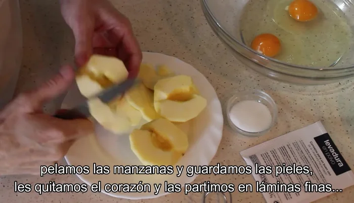 Pelamos las manzanas, les quitamos el corazón y las partimos en lonchas finitas. Reservamos las pieles.