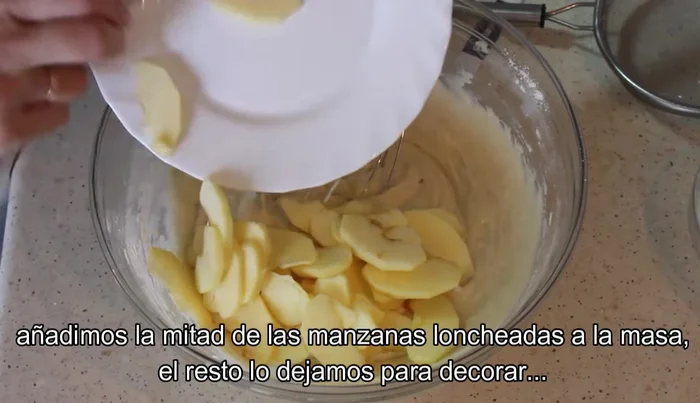 Añadimos la mitad de las manzanas a la masa y reservamos la otra mitad para la decoración.