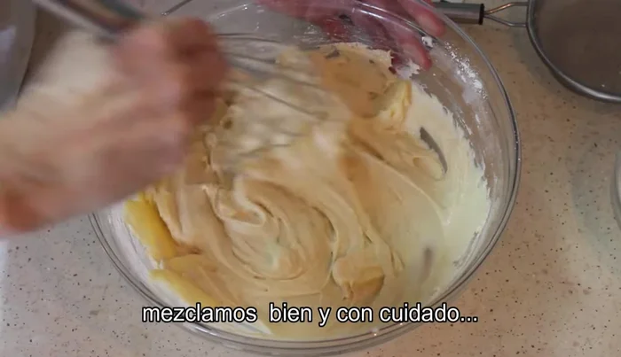 Mezclamos bien con cuidado y echamos la masa en el molde. Igualamos y colocamos las manzanas reservadas por encima para decorar.