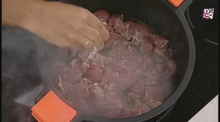 Sazonar la carne con sal y pimienta.