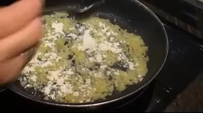 Incorporar una cucharada sopera (aproximadamente) de harina y cocinar unos segundos para evitar sabor a crudo.