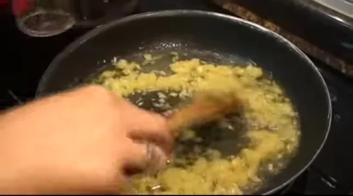 Añadir medio vaso de vino blanco y cocinar a fuego lento hasta que casi se evapore, para eliminar la acidez.