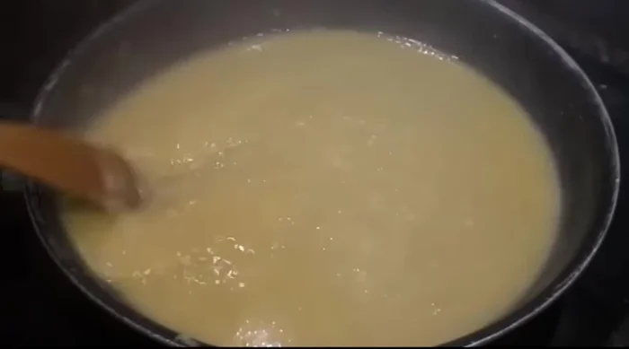 Añadir la merluza con la piel hacia arriba y cocinar durante 3 minutos.