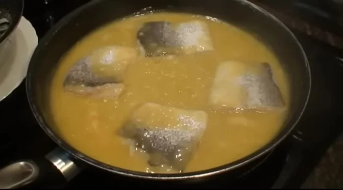 Dar la vuelta a la merluza y cocinar otros 3 minutos hasta que las almejas se abran.