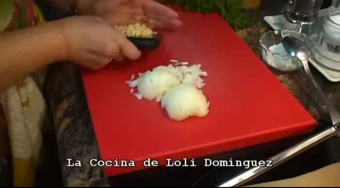 Sofreír ligeramente el ajo en una sartén con aceite de oliva virgen extra (sin dorar).