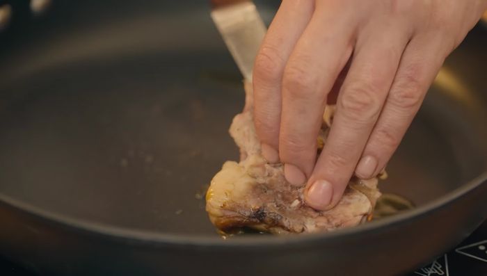 Marcar la paletilla de cabrito en la sartén por el lado de la piel.