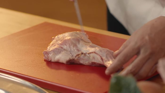 Hacer pequeñas incisiones en la paletilla de cabrito. Agregar sal, aceite y romero. Cocinar en el horno a 170 grados durante 2 horas.