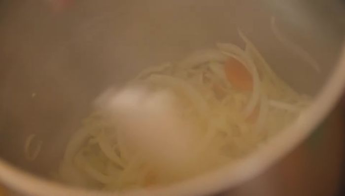 Hacer un rehogado de cebolla, puerro y zanahoria. Añadir los huesos tostados y agua. Cocer a fuego lento durante 2 horas hasta obtener una salsa.