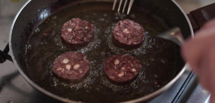 Subir ligeramente la temperatura del aceite y freír las rodajas de morcilla durante 1 minuto y medio por cada lado, hasta que estén doradas. Retirar y escurrir en papel absorbente. (111.93)