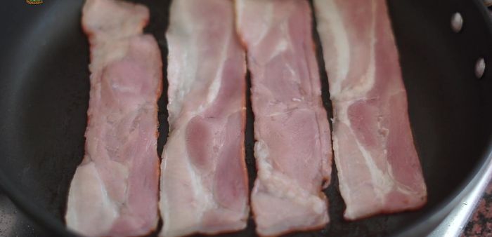 Freír las lonchas de beicon en una plancha hasta que estén ligeramente flexibles, sin que lleguen a estar crujientes. Retirar y escurrir en papel absorbente. (177.75)
