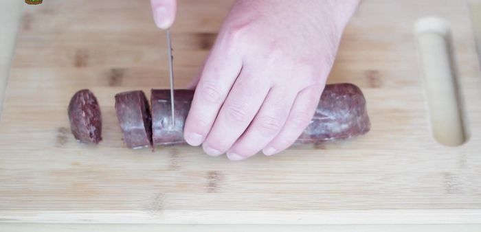 Cortar la morcilla en 8 partes iguales. (63.77)