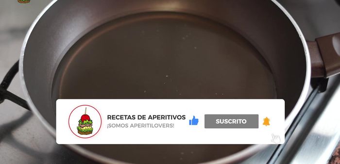 Calentar abundante aceite vegetal en una sartén y freír los aros de cebolla a fuego medio durante un par de minutos por cada lado, hasta que estén blandos y ligeramente dorados. Retirar y escurrir en papel absorbente. (81.14)