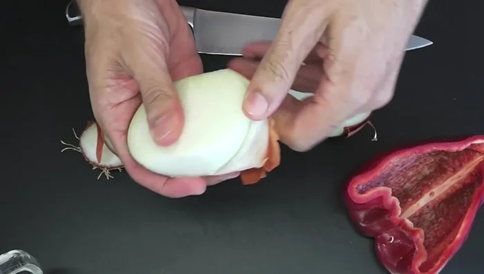 Pelar y picar finamente la cebolla y cortar el pimiento rojo en trozos pequeños.
