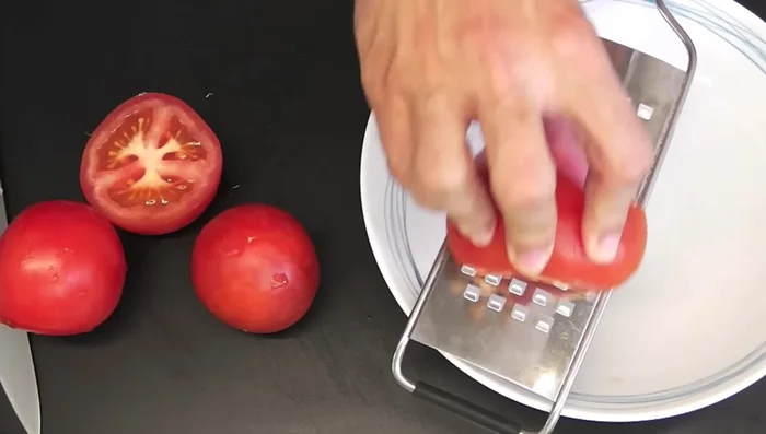 Rallar los tomates e incorporarlos junto con la pimienta, el pimentón, el azafrán y cocinar a fuego medio durante 10 minutos.