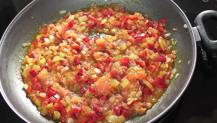 Añadir el arroz, remover y cocinar durante 5 minutos.