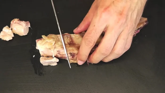 Cortar la carne en trozos e incorporarla a la paellera.