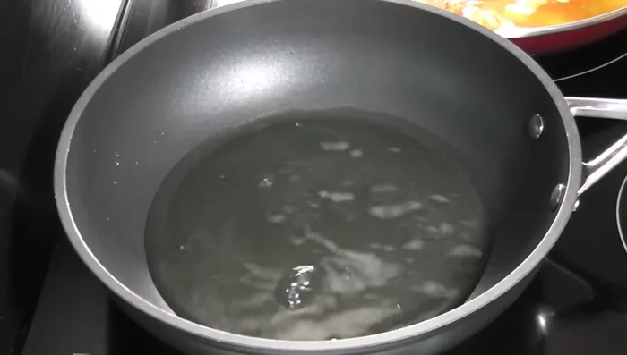 Calentar el vino blanco en una sartén, añadir los mejillones y cocinar hasta que se abran. Retirar del fuego, desechar las valvas vacías y reservar los mejillones.