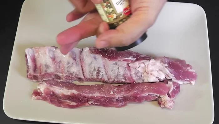 Salpimentar la carne.