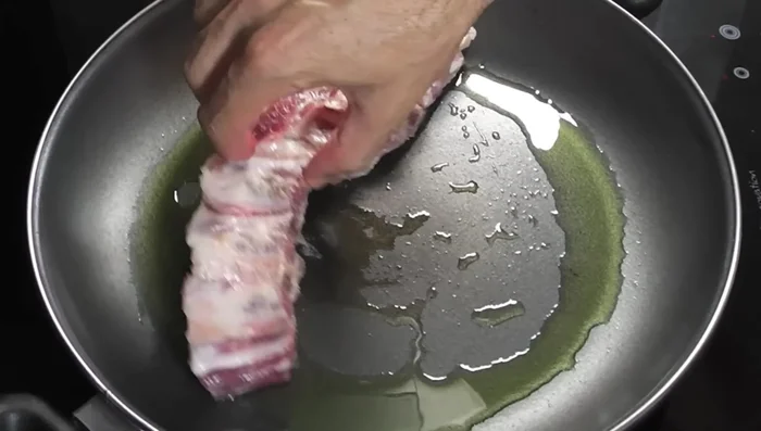 Calentar aceite en una paellera y marcar la carne por ambos lados hasta que se dore. Retirar la carne de la paellera.