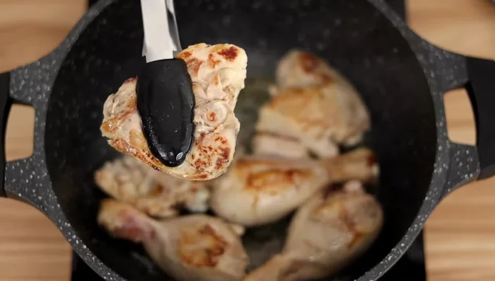 Retirar el pollo y sofreír el pimiento, la cebolla y el ajo en la misma grasa durante 3 minutos, hasta que la cebolla esté transparente.