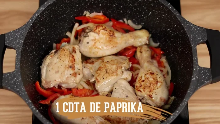 Agregar el pollo nuevamente a la sartén. Incorporar la paprika, la salsa de soya y el vino.