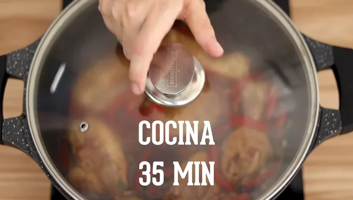 Tapar la olla/sartén y cocinar a fuego lento durante 35 minutos. Voltear el pollo a los 15 minutos.