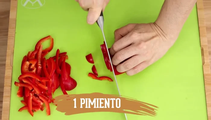 Cortar en juliana el pimiento, la cebolla y el ajo. Reservar.