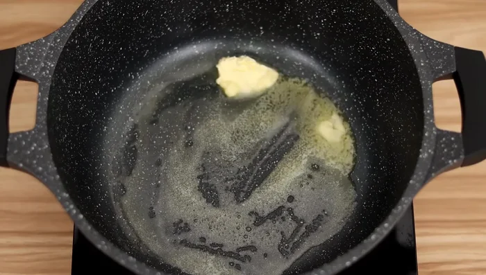 En una olla o sartén, derretir la mantequilla a fuego medio. 