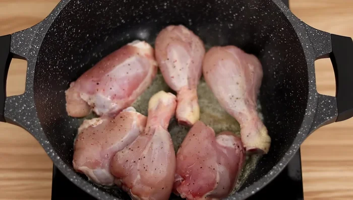 Agregar las piezas de pollo y cocinar hasta que estén doradas. (Sellar la carne)
