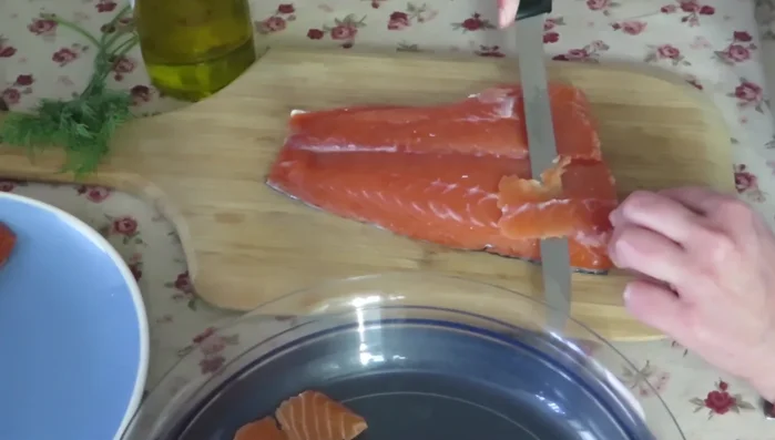Corta el salmón en lonchas finas.