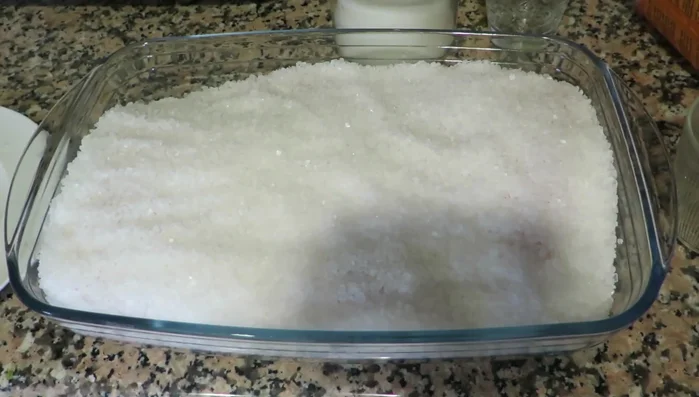 Refrigerar durante una noche. Puedes añadir peso encima, pero no es estrictamente necesario.