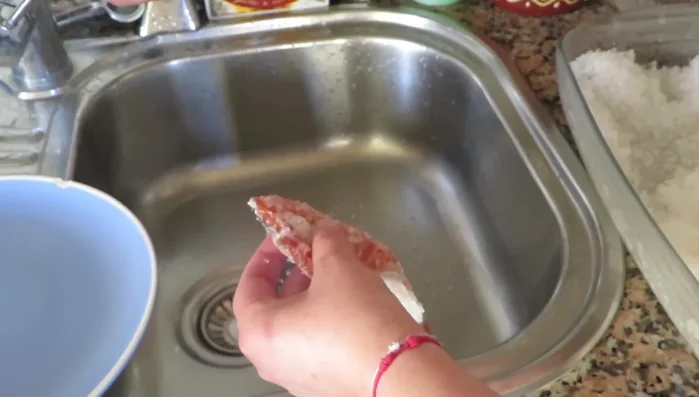 Lava el salmón con agua fría y sécalo con papel absorbente.