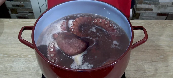 Cocer durante 45-60 minutos a temperatura media (6-7 sobre 9 en placa de inducción), comenzando a contar el tiempo una vez que el agua vuelva a hervir después de introducir el pulpo.