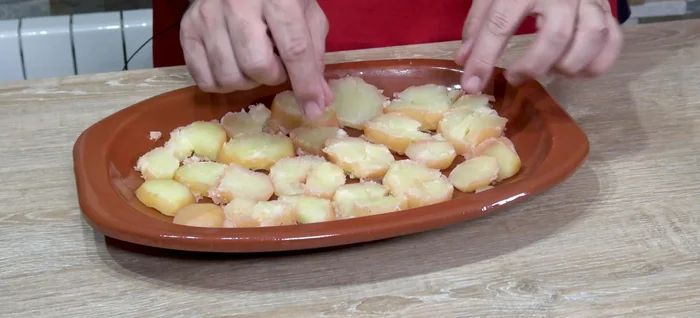 Cortar las patatas en rodajas de aproximadamente 1 cm de grosor y salar.