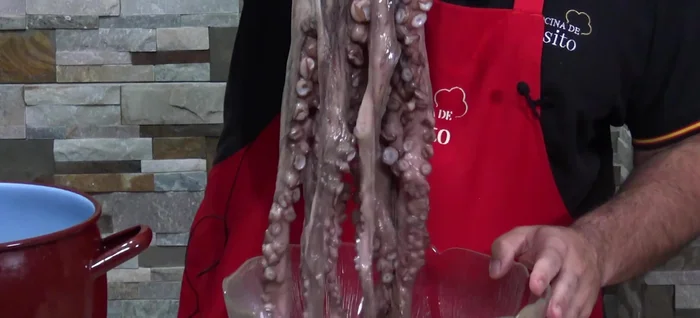 Poner agua en una olla grande. Para un pulpo de 3 kg, calcular 18-20 minutos de cocción por cada kilo (aproximadamente 45-60 minutos en total).