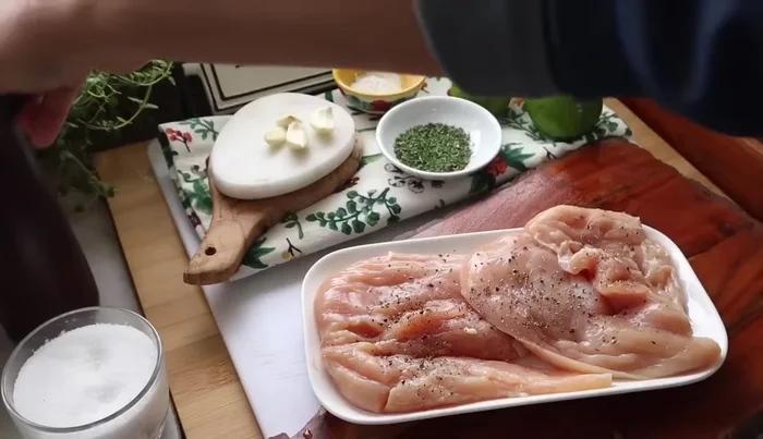 Sazonar las pechugas de pollo con sal y pimienta por ambos lados.