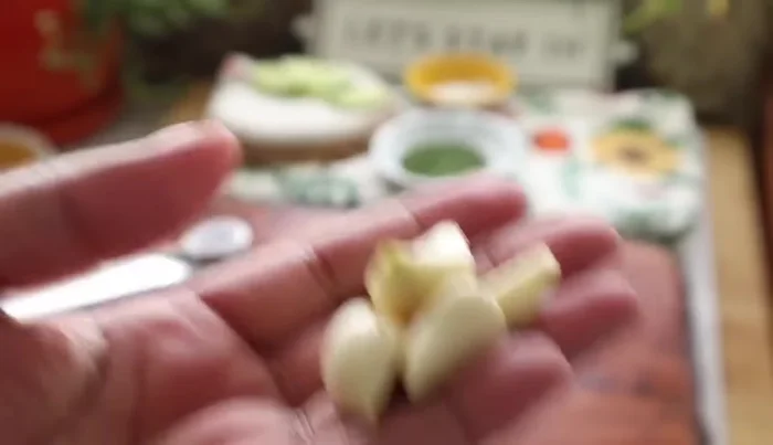 Picar finamente el ajo (o utilizar un procesador de alimentos).