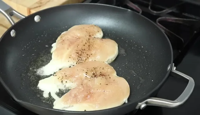 Después de 3-4 minutos, voltear el pollo y cocinar por otros 3-4 minutos.