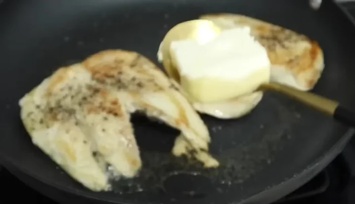 Añadir una cucharada de mantequilla a la sartén.