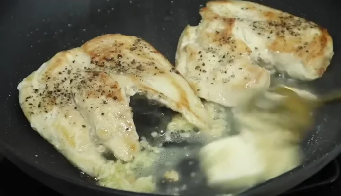Agregar el ajo picado a la sartén y cocinar por 2 minutos.