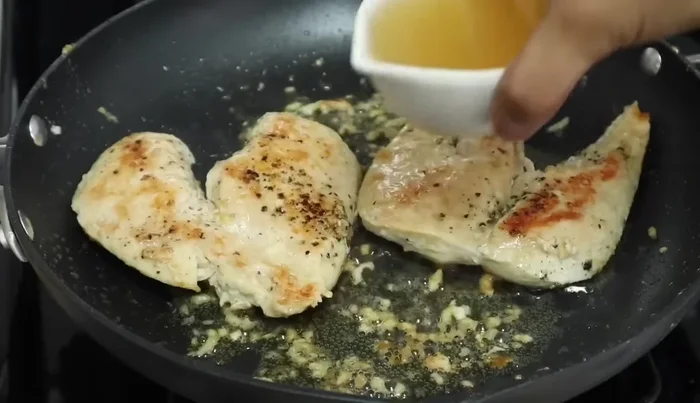 Agregar media taza de agua o caldo de pollo para evitar que se queme el ajo.