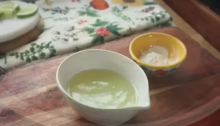 Mezclar el jugo de limón con la maicena.