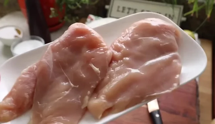 Cortar las pechugas de pollo por la mitad y retirar la grasa. Lavar y desinfectar.
