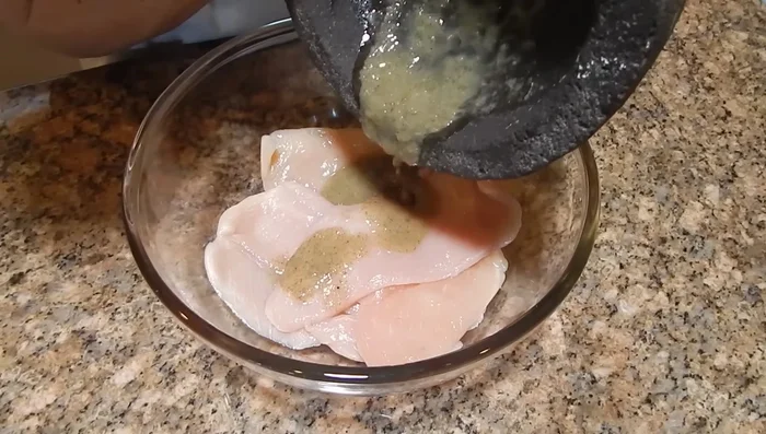 Marina el pollo: Unta las pechugas de pollo con el marinado, cubre con papel plástico y refrigera por 30 minutos. (120.54)